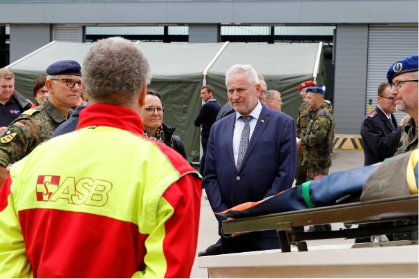 ZMZ-Symposiumn Staatssekretär Thomas Blenke aus dem Innenministerium im Gespräch mit einem Mitarbeiter des Arbeiter-Samariter-Bundes. (v.l.) Kapitän zur See Michael Giss, Karin Scheiffele Abteilungsleiterin 6 Innenministerium Baden-Württemberg, Staatssekretär Thomas Blenke. Die Aufnahme entstand bei der vergangenen Ausgabe. (Foto: Bundeswehr/Jannis Hess)