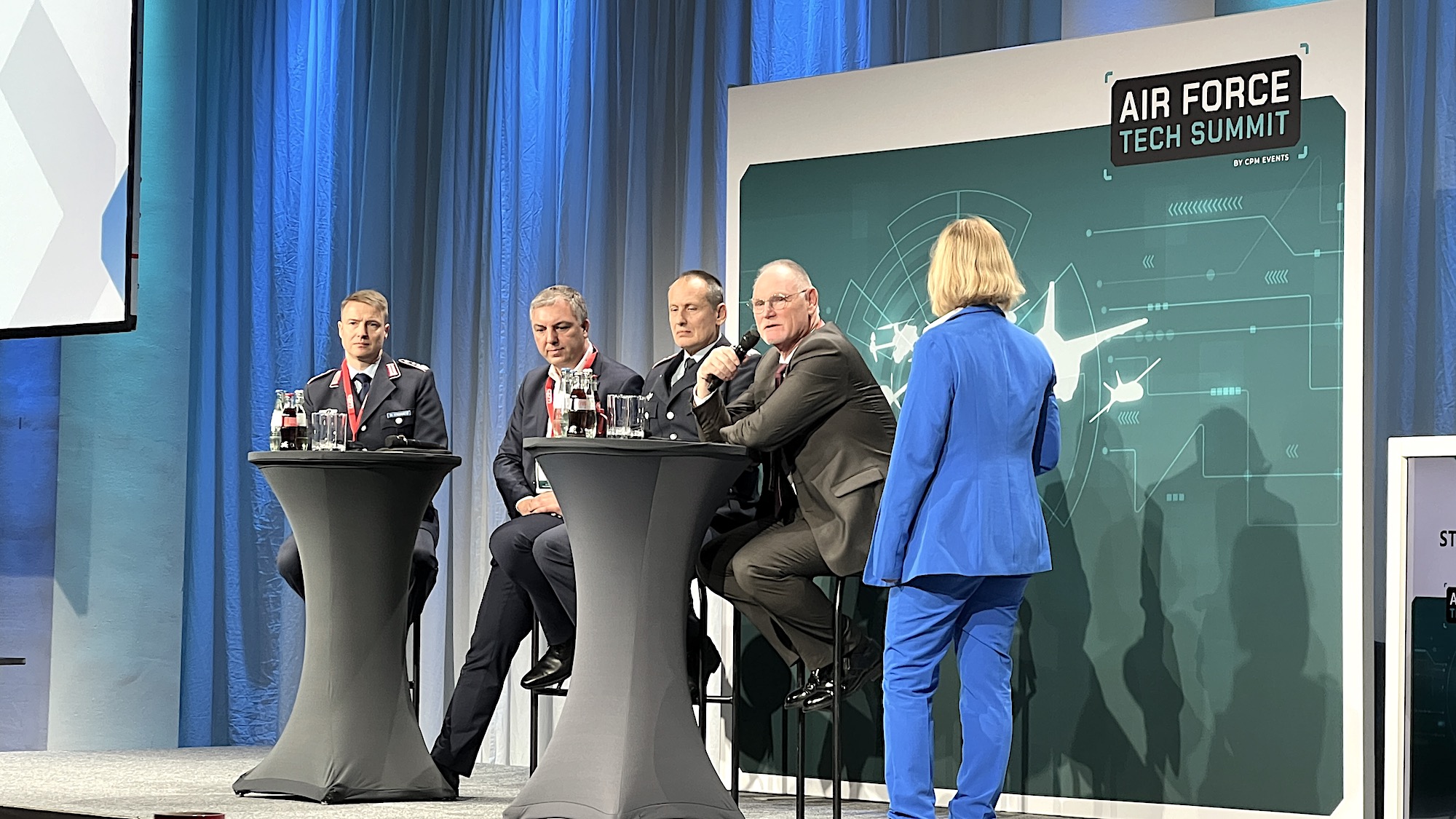 Die Teilnehmer des Stages Talks (v.l.n.r.): Oberst i.G. Dr. Thomas Steinmetz, Referatsleiter 1 I a Grds & Strg WE Lw im Kommando Luftwaffe, Thomas Grohs, Head of Future Capabilities bei Airbus Defence and Space, Oberst i.G. Jörg Rauber, Plg I FCAS im BMVg und DirBAAINBw Dipl.-Ing. Martin Heltzel, Projektkoordinator FCAS/NGWS im BAAINBw., sowie Moderatorin Dorothee Frank von cpm.