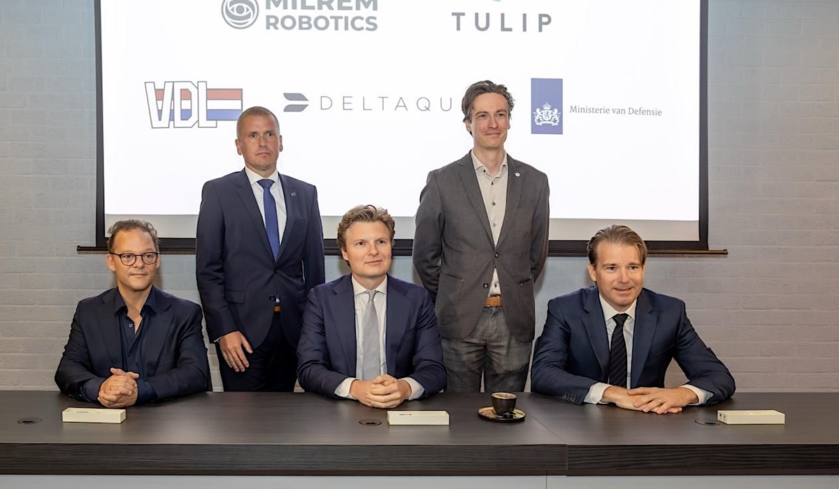 Kamen nach Born in das VDL-Werk: Vertreter der Unternehmen VDL, Milrem Robotics, Tulip und DeltaQuad und der niederländische Verteidigungsminister, Ruben Pieter Brekelmans (mitte).