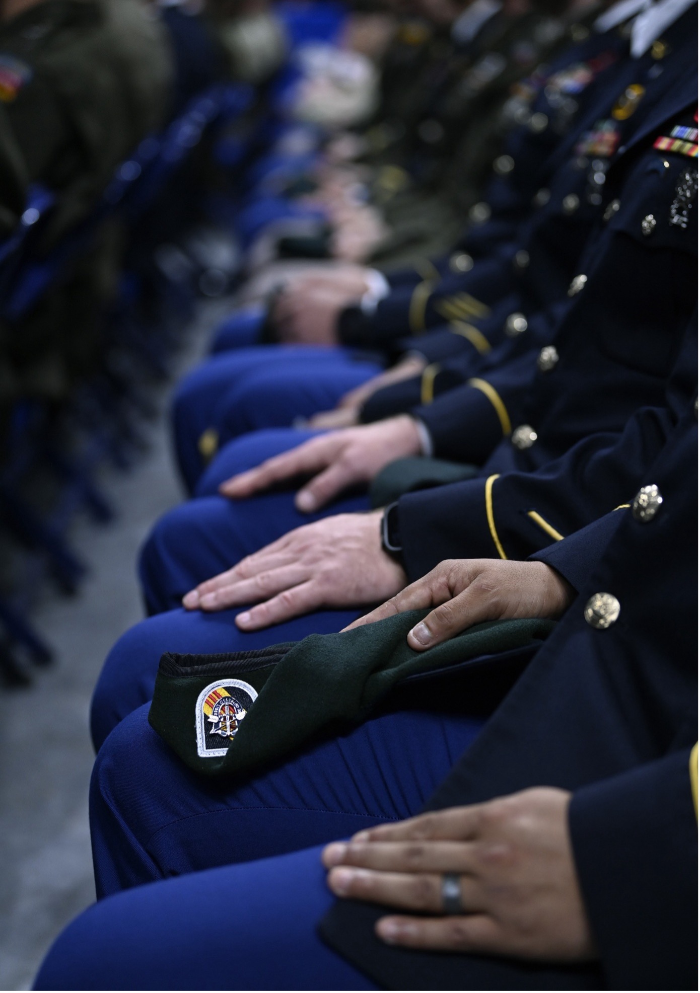Studenten des John F. Kennedy Special Warfare Center and School der U.S. Army nehmen an einer Regimentserstformation teil, während sie den Special Forces Qualification Course im Crown Coliseum in Fayetteville, North Carolina, abschließen.