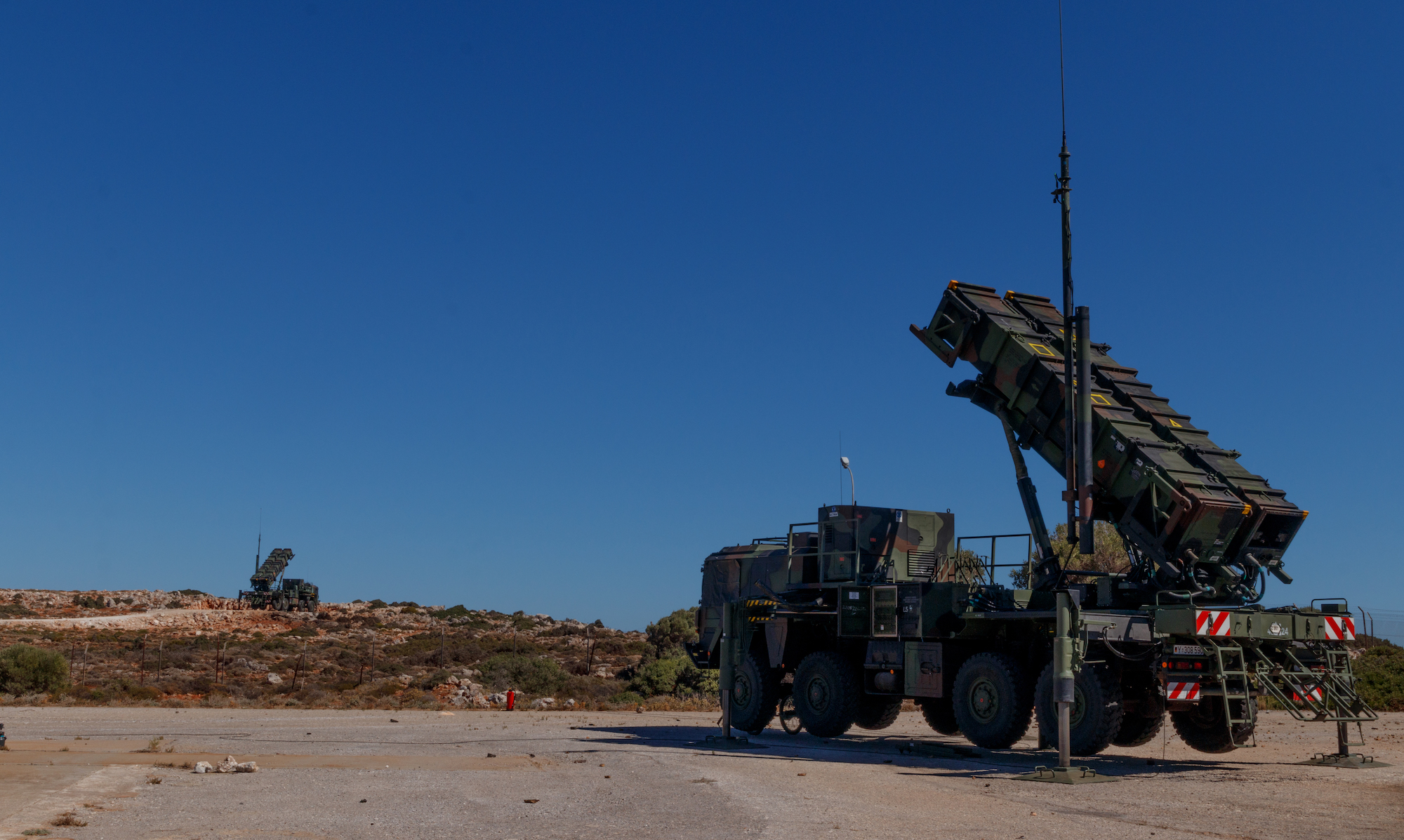 Launcher des Flugabwehrraketensystems PATRIOT stehen bereit für das taktische Schießen auf Kreta/Griechenland während der Übung Spartan Arrow. Foto: Bundeswehr / Lars Koch