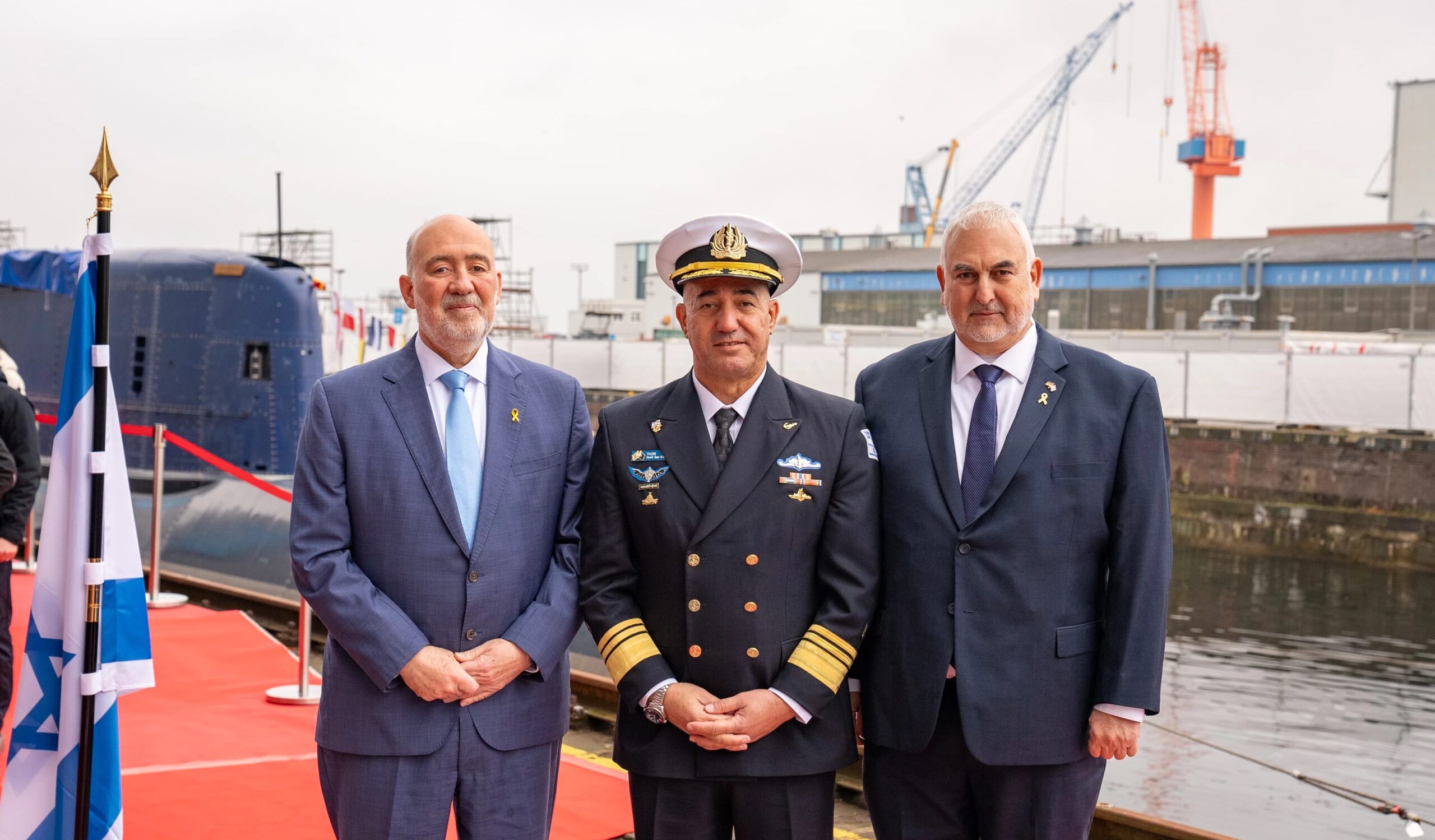 Ehrengäste bei tkMS in Kiel (v. l. n. r.): Botschafter Ron Proschauer, Marinekommandeur Konteradmiral David Sa'ar Selma und der stellvertretende Direktor Verteidigungsminister Ze'ev Landau.