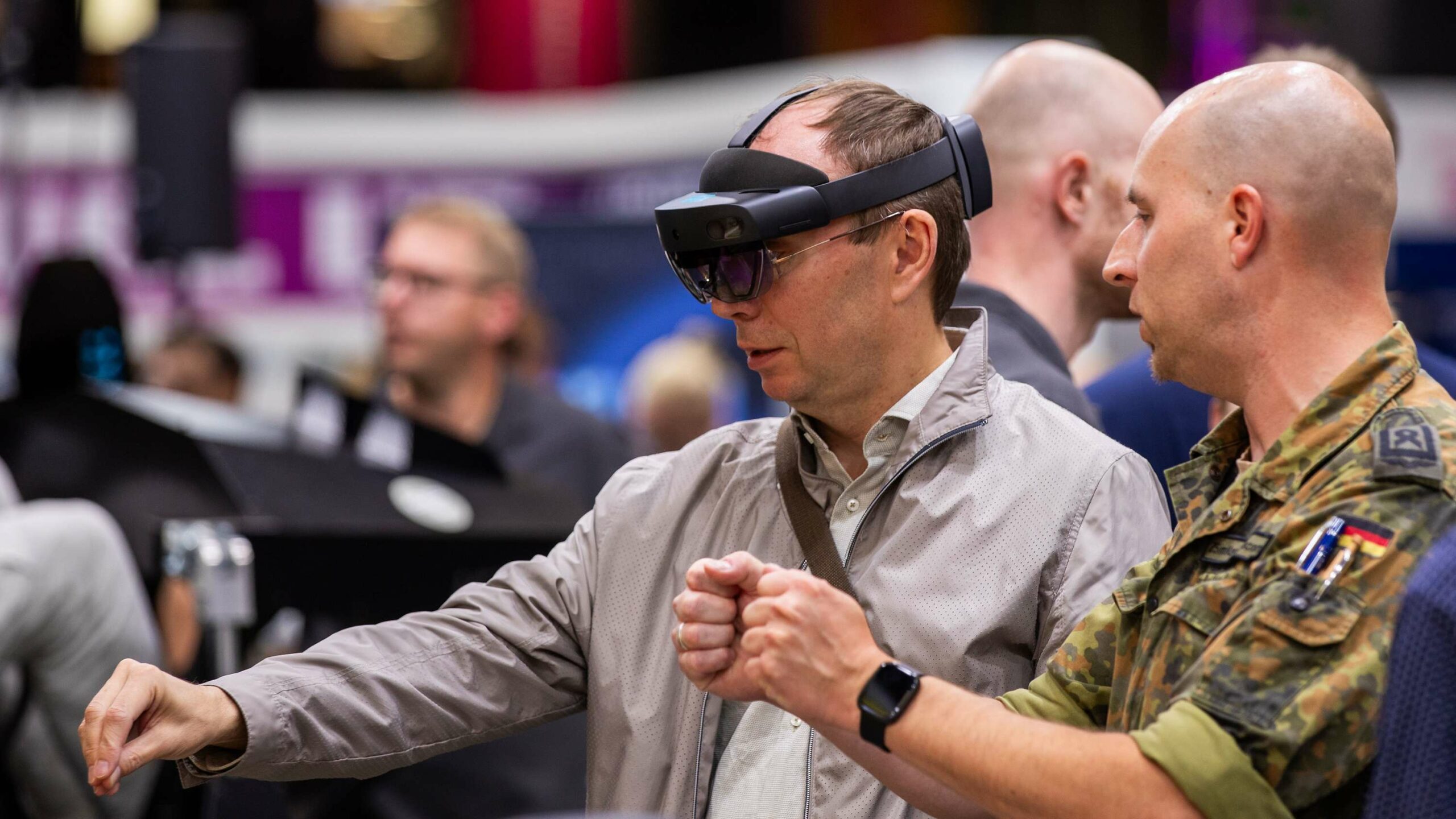 Technik zum Anfassen: Mit VRVirtuelle Realität-Brille können heute komplexe Inhalte schnell und anschaulich dargestellt werden – nicht nur im Bereich der Unterhaltungselektronik, sondern auch mit Anwendungsfällen in der Bundeswehr.