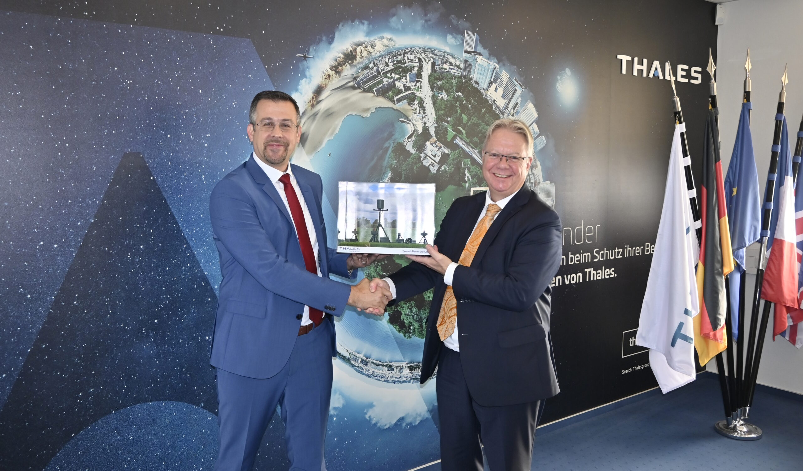 Christoph Ruffner (l.), CEO von Thales Deutschland, übergibt symbolisch das letzte Radar GA10 an Jan Gesau, den zuständigen Abteilungsleiter im BAAINBw.