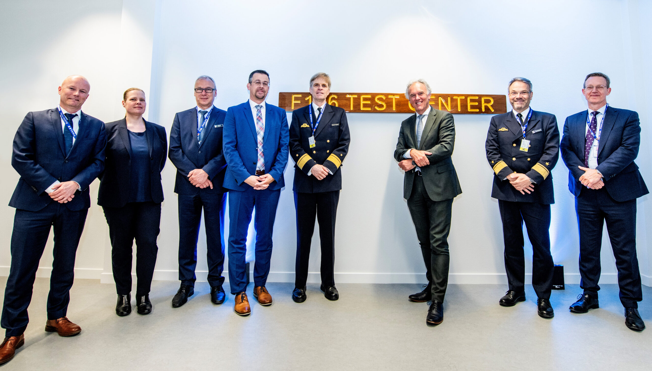 Bei der Eröffnungsfeier des neuen Systemtestzentrums von Thales für das Projekt F126 war auch eine Delegation der Deutschen Marine und des BAAINBw zugegen. (Foto: Thales)
