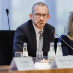 Thomas Röwekamp (CDU/CSU) übernimmt den Vorsitz des Verteidigungsausschusses.