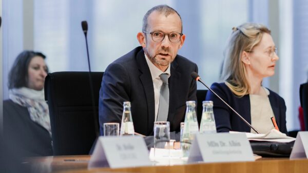Thomas Röwekamp (CDU/CSU) übernimmt den Vorsitz des Verteidigungsausschusses.