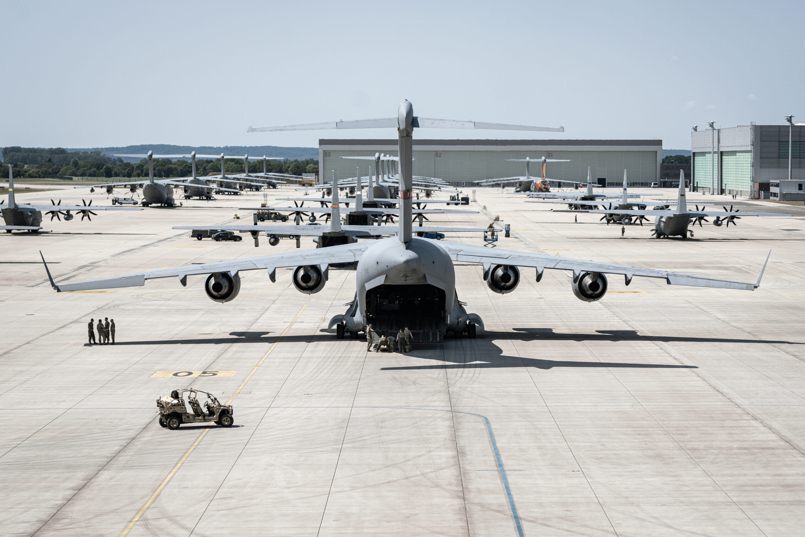 Transportflugzeuge vom Typ C-17 und A400M parken während der Verlegeübung AIR DEFENDER 2023 auf dem Fliegerhorst des Lufttransportgeschwaders 62 in Wunstorf. Foto: Bundeswehr / Patrik Bransmöller