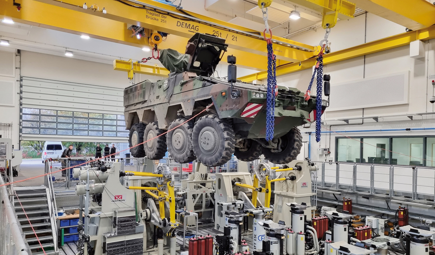 Transportpanzer BOXER über dem multiachsialen Prüfstand der WTD 41. Foto: Bundeswehr