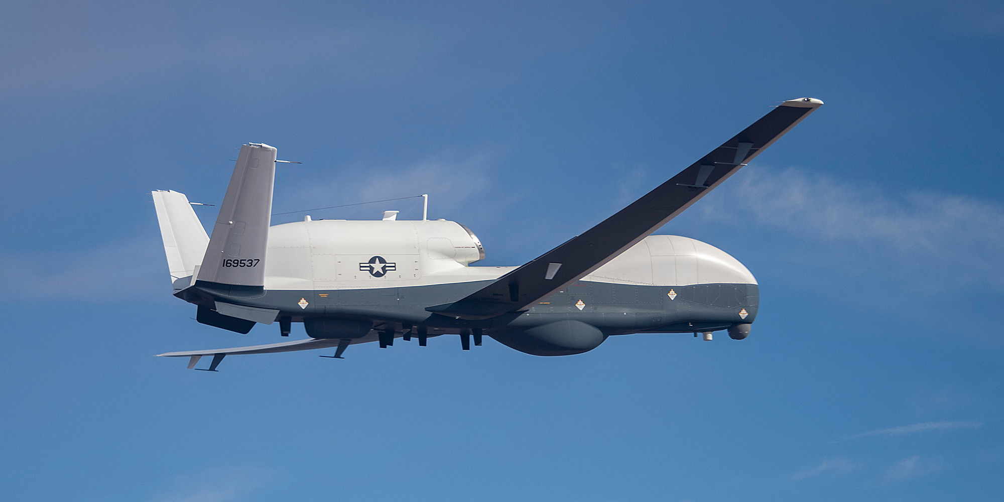 Die MQ-4C Triton ist in der Lage, in einer Höhe von über 50.000 Fuß zu operieren und kann so auch über rauen Wetterbedingungen fliegen.
