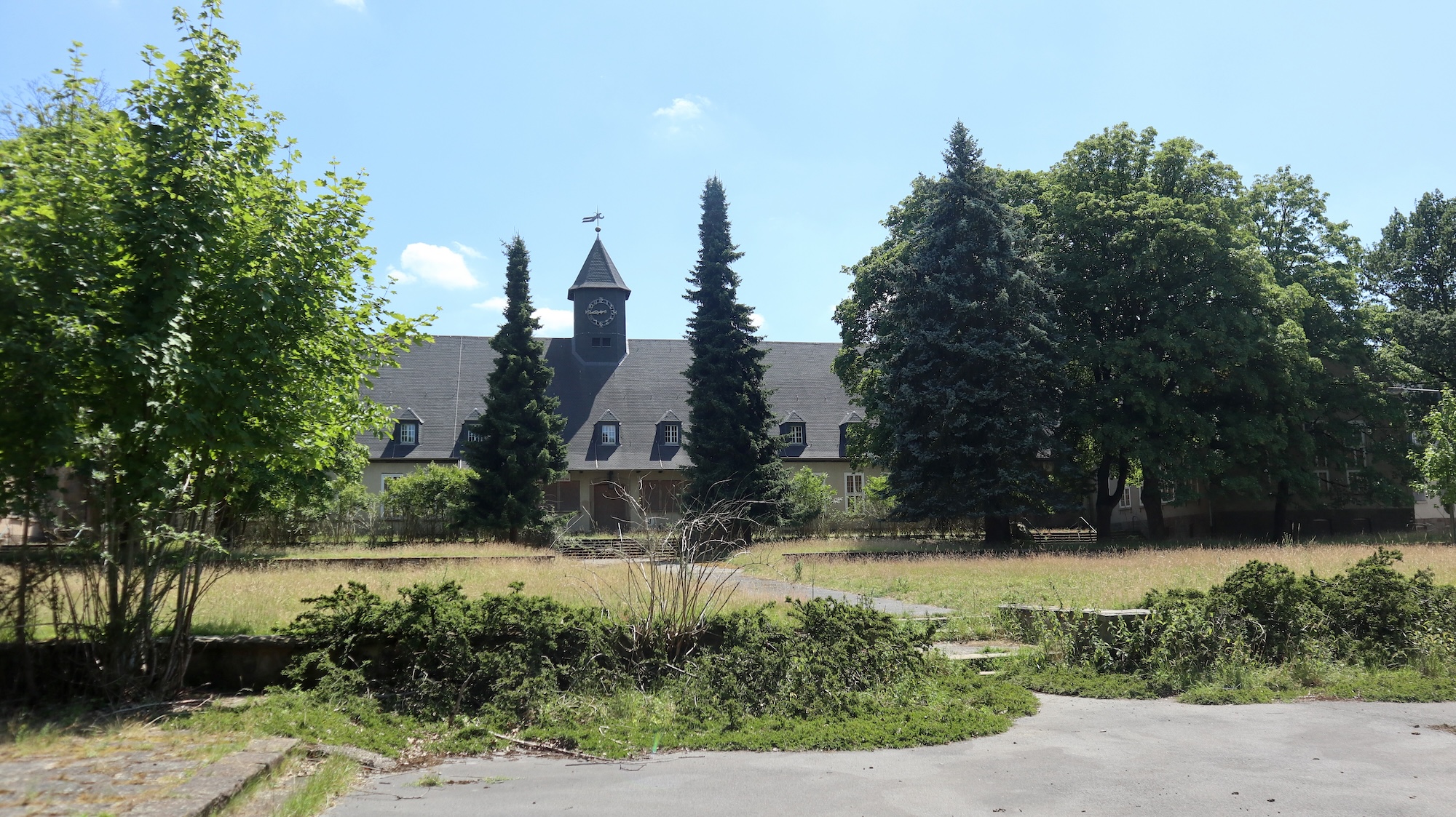 Die Verpflegungsgebäude nehmen in der Bergischen Kaserne einen zentralen Platz ein, verschwinden jedoch allmählich hinter Wildwuchs.