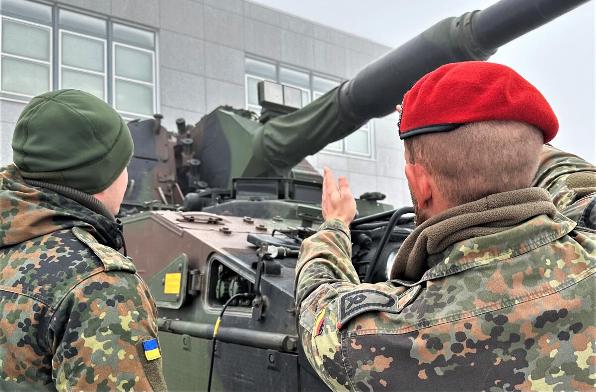  Die Streitkräftegemeinsame Taktische Feuerunterstützung funktioniert, soll aber noch schneller werden (o. r.). Foto: Bundeswehr
