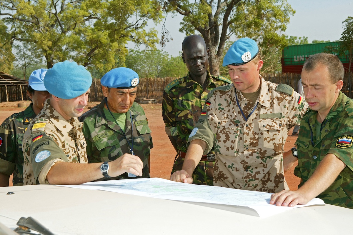 UN Beobachter 2006 im Sudan bei der Befehlsausgabe zur Patrouillenfahrt – damals noch mit russischer Beteilligung. Bundeswehr Rott