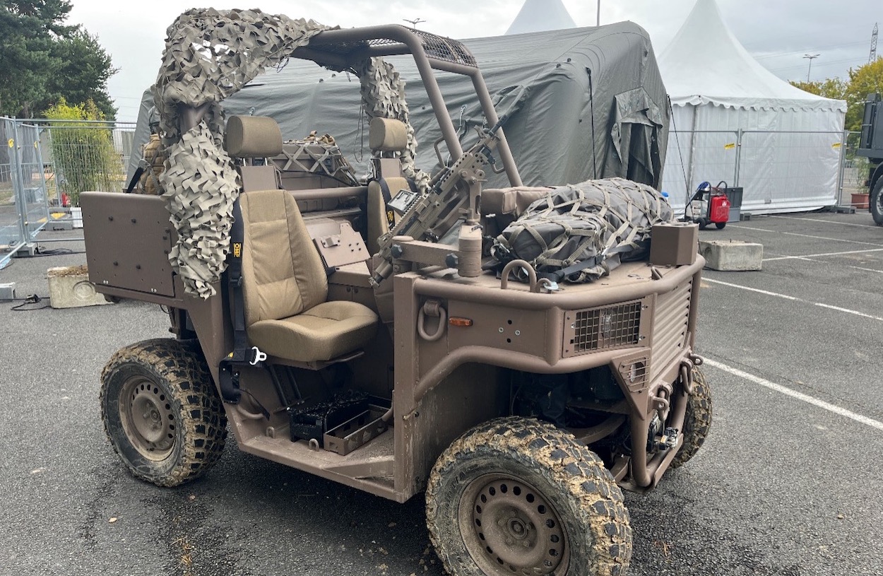 UNAC RIDER Fardier ATV. Dieses Fahrzeug wird von spezialisierten Luftlandekräften und Spezialkräften genutzt. Außerdem als Zugfahrzeug für ein Mörsersystem.