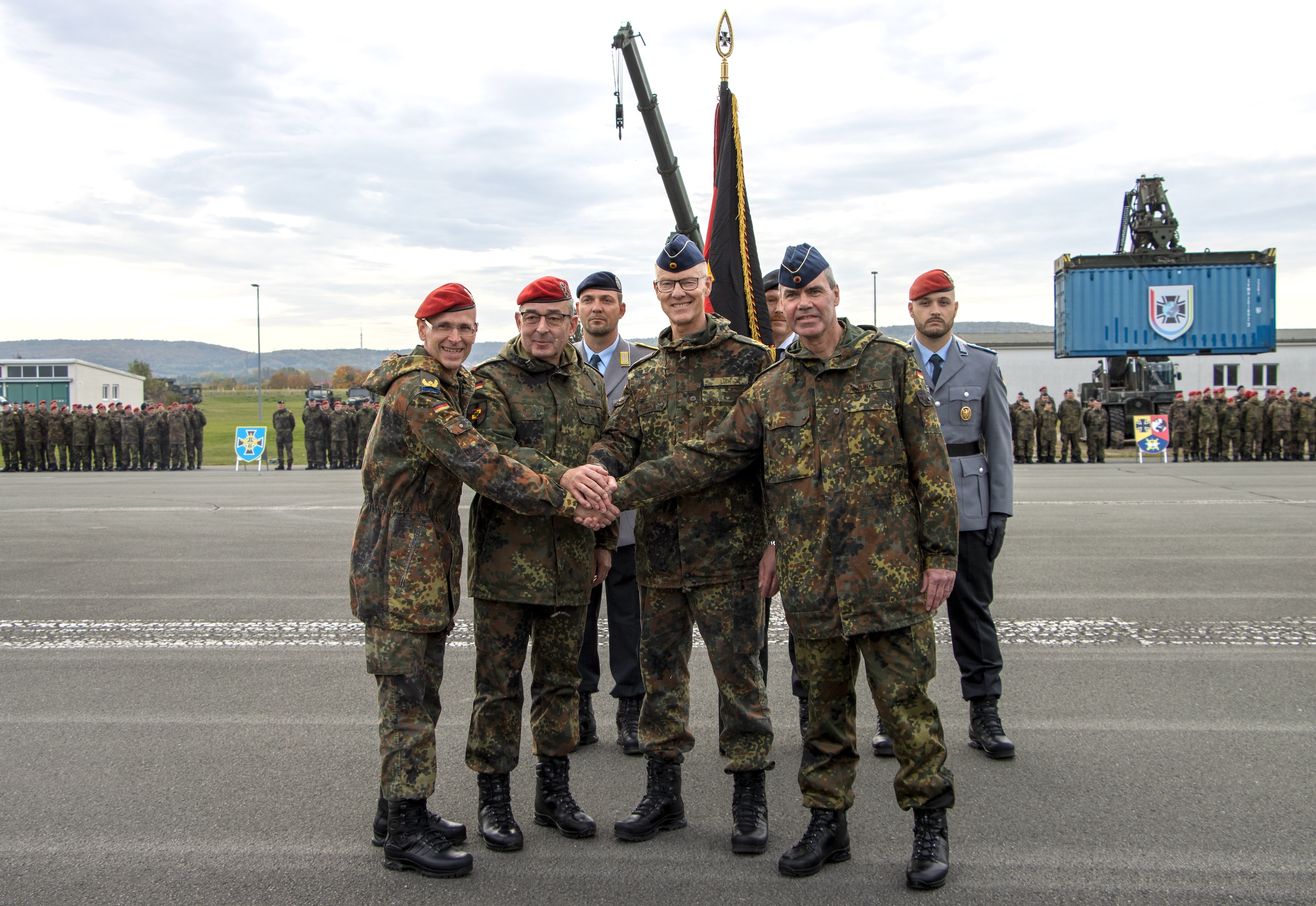 Im Beisein des Generalinspekteurs fand am 17. Oktober die Übergabe des Kommandos über das Logistikkommando der Bundeswehr von Generalleutnant Gerald Funke an Brigadegeneral Jochen Deuer statt.
