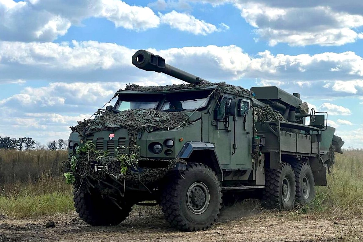 Ukrainische selbstfahrende Haubitze Bohdana auf MAZ-6317-Chassis mit NVO-Praktyka-Kabine Foto armyinform.com.ua.