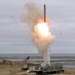 Einer der ersten Tests des landbasierten Starts eines konventionellen Tomahawk Marschflugkörpers im Jahr 2019. Die Testrakete verließ ihren mobilen Bodenlauncher und traf nach einem Flug von mehr als 500 Kilometern präzise ihr Ziel.