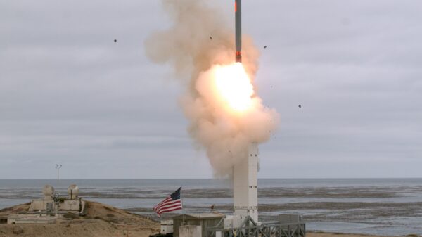 Einer der ersten Tests des landbasierten Starts eines konventionellen Tomahawk Marschflugkörpers im Jahr 2019. Die Testrakete verließ ihren mobilen Bodenlauncher und traf nach einem Flug von mehr als 500 Kilometern präzise ihr Ziel.