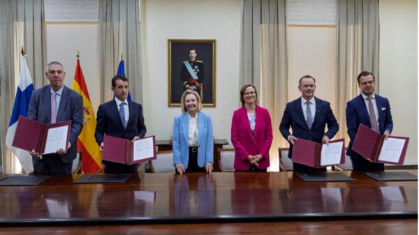 Indra und Bittium: Unterzeichnung der Absichtserklärung im Beisein der spanischen Verteidigungsministerin Margarita Robles.