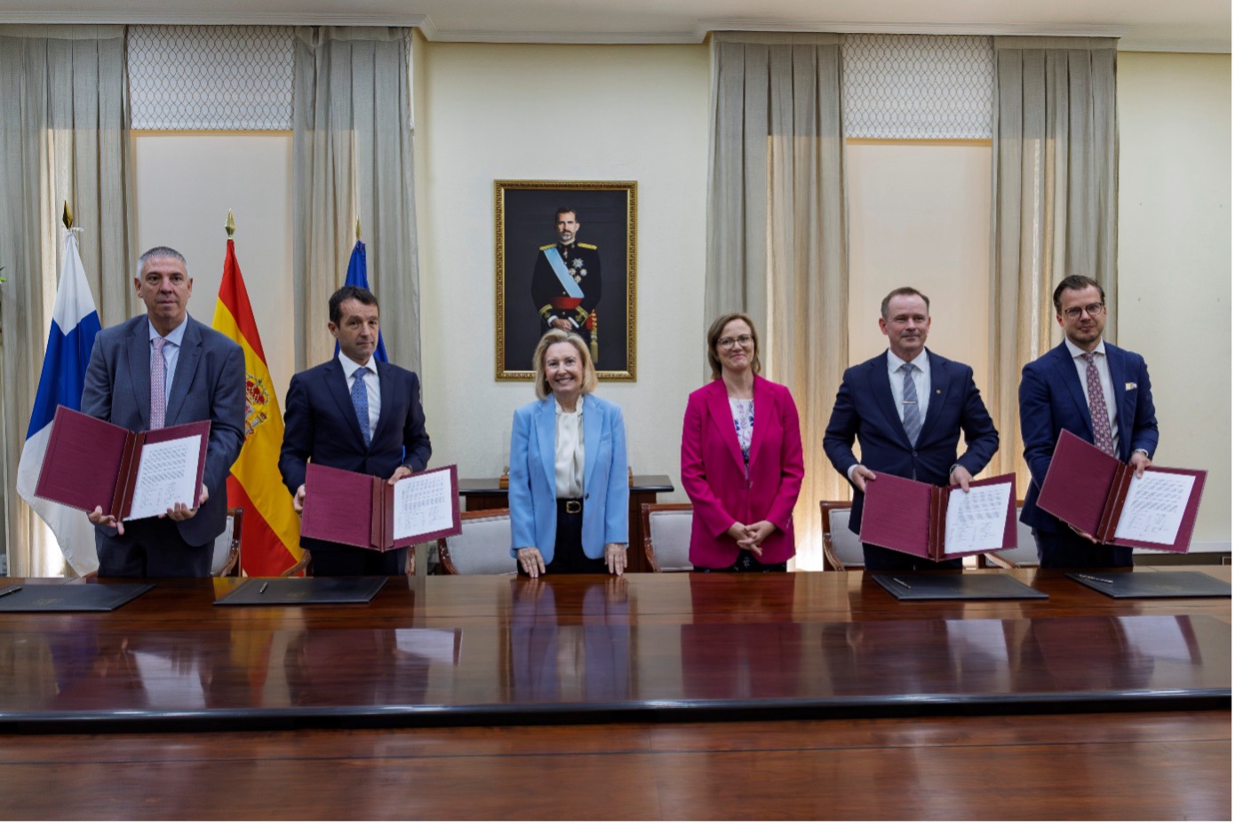 Indra und Bittium: Unterzeichnung der Absichtserklärung im Beisein der spanischen Verteidigungsministerin Margarita Robles.