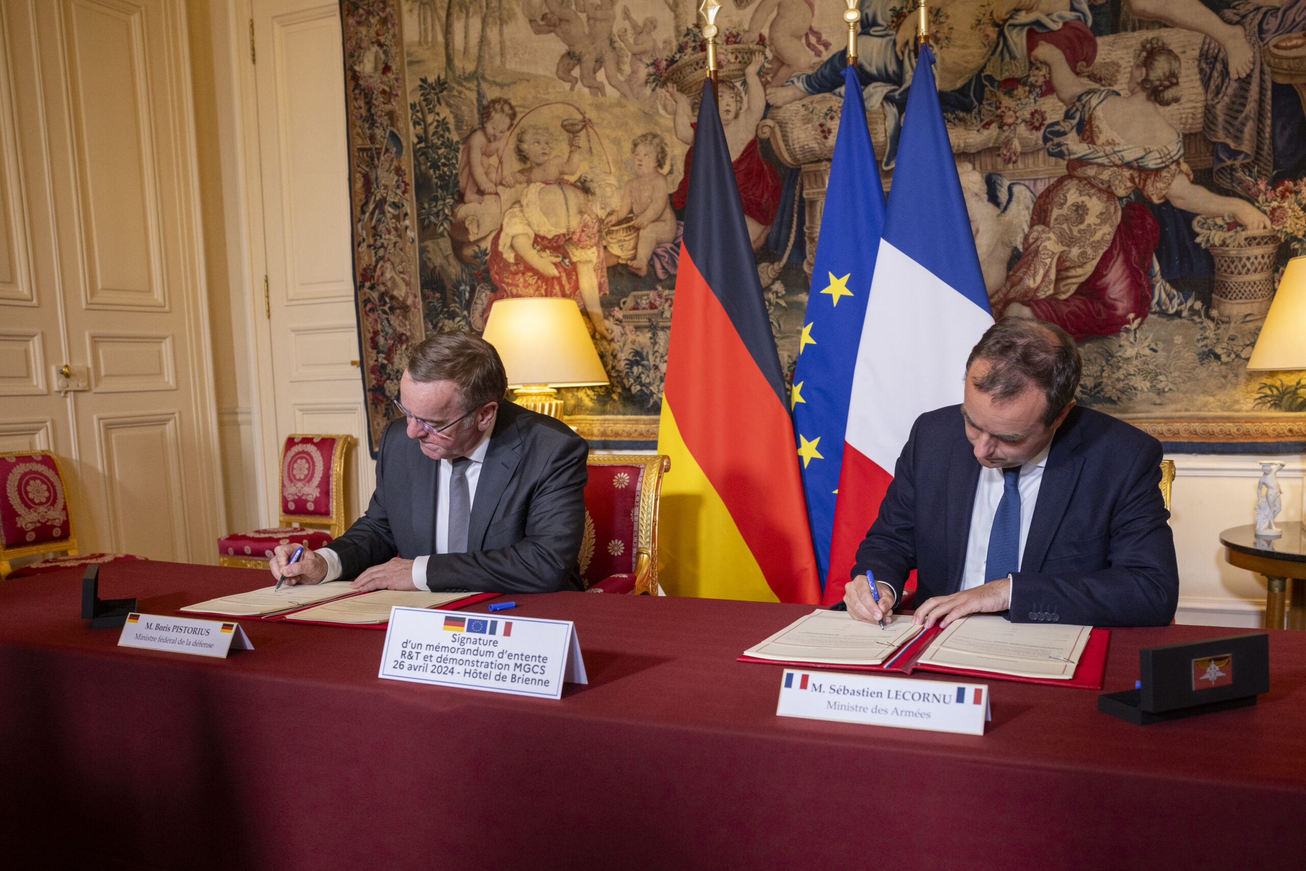 Bundesminister der Verteidigung, Boris Pistorius, und sein französischer Amtskollege Sébastien Lecornu unterzeichnen in Paris/ Frankreich eine Erklärung zum MGCS (Main Ground Combat System)- Projekt, am 26.04.2024 (r.).