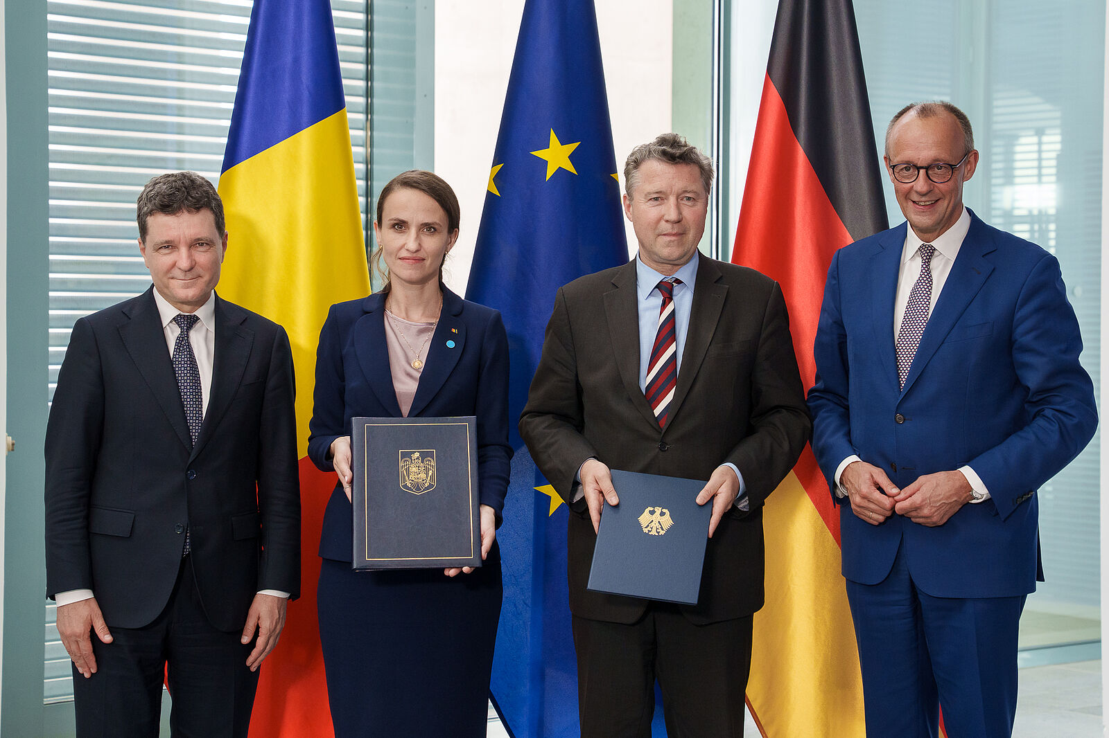Unterzeichnung des gemeinsamen Aktionsplans: flankiert von Staatspräsident Dan (Erster von links) und Bundeskanzler Merz (Erster von rechts) Rumäniens Außenministerin Oana Țoiu und Staatssekretär des Auswärtigen Amts Géza Andreas von Geyr. Foto: presidency.ro