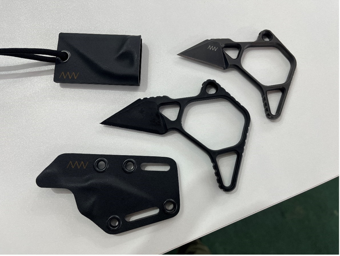 Vergleich zwischen dem AVN Modell M06 aus Metall (oben) und dem M06 GRN. Das verstärkte Kunststoffmesser ist deutlich größer und leichter. Es handelt sich um ein Notfallmesser.