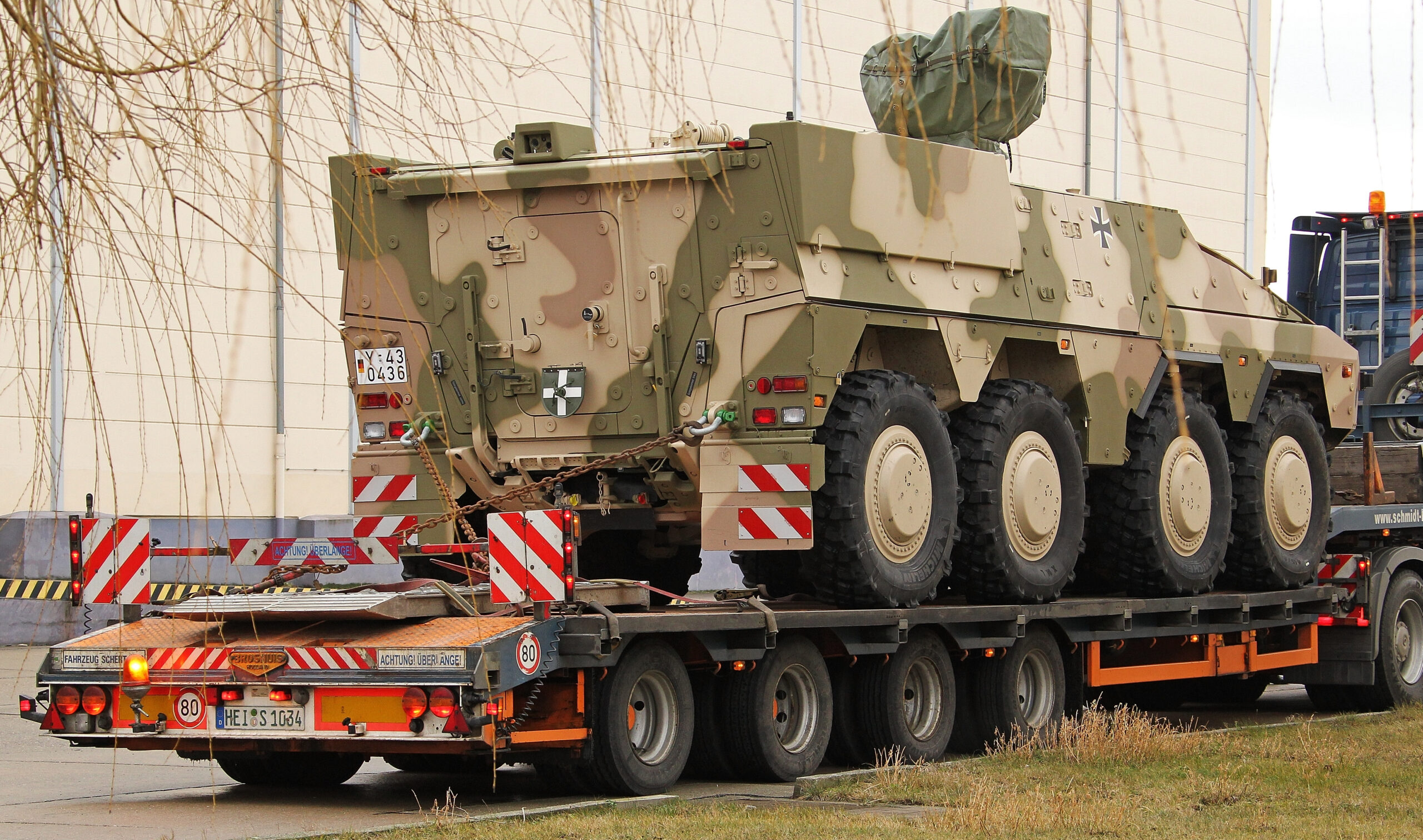 Verladung eines GTK BOXER auf einen Tieflader. Foto: Bundeswehr