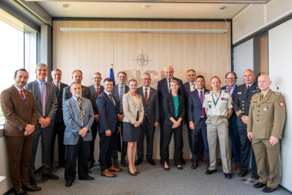 Vertreter von NCIA, Systematic, der dänischen NATO-Delegation und weiteren NATO-Kommandos bei der IOC-Zeremonie, Foto- NCIA