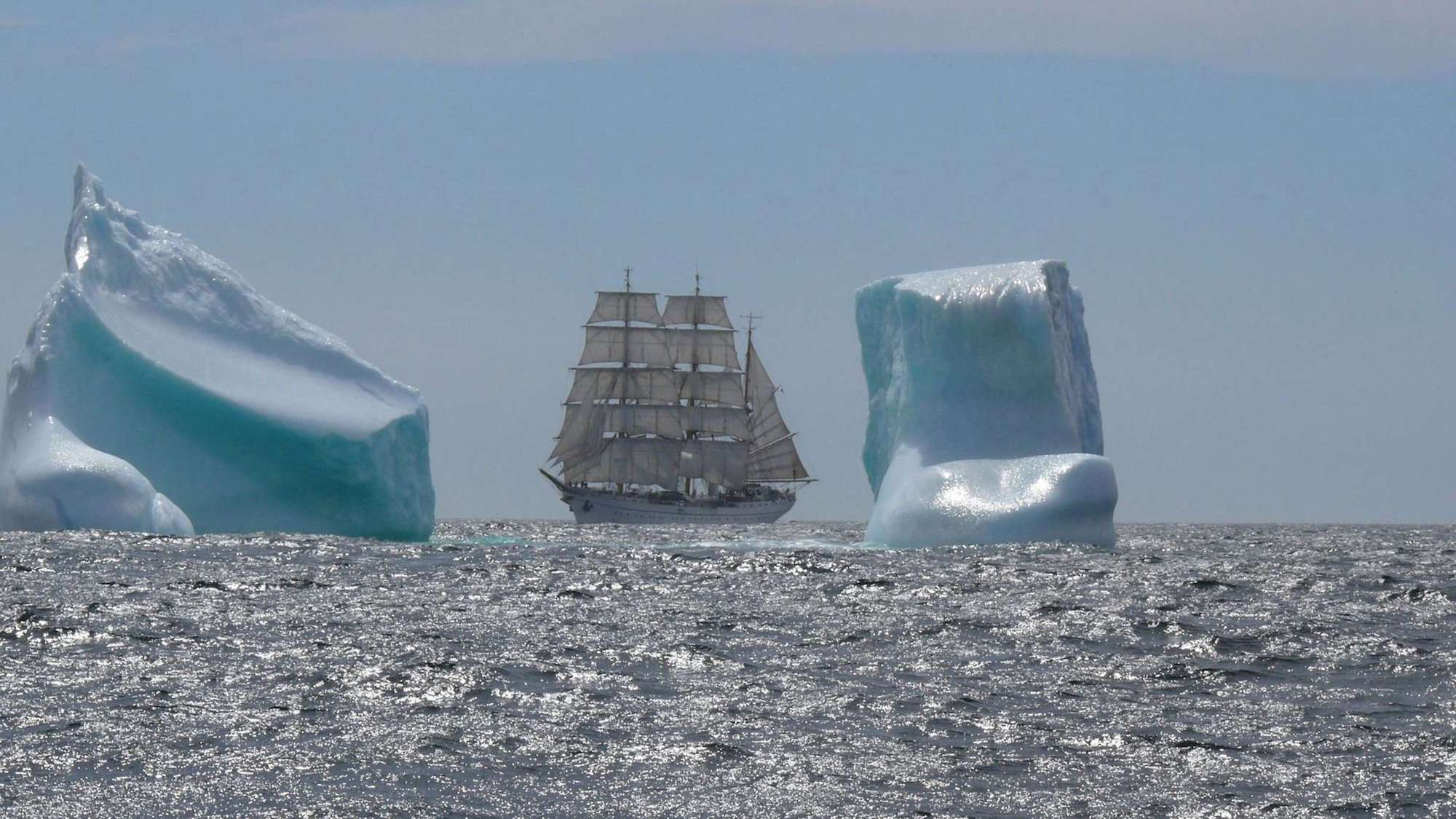 Voll cool- Auf einer Ausbildungsreise trifft die „Gorch Fock“ 2007 auf Eisberge vor Neufundland