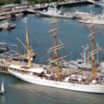 „Weiße Lady” unter grauen Kriegern – Das Segelschulschiff Gorch Fock in seinem Heimathafen während der Kieler Woche 2008.