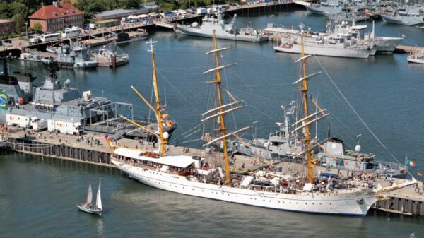 „Weiße Lady” unter grauen Kriegern – Das Segelschulschiff Gorch Fock in seinem Heimathafen während der Kieler Woche 2008.