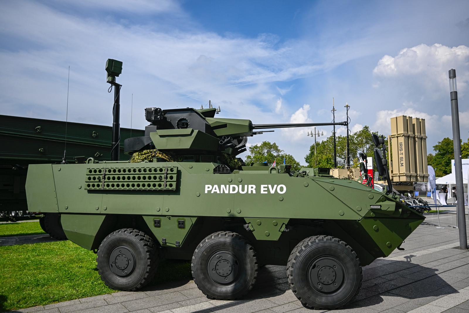 Wichtige Projekte wie der Pandur EVO basieren auf transatlantischen Kooperationen. Immerhin ist Hersteller und Hauptsponsor der diesjährigen Rü.Net, General Dynamics European Land Systems (GDELS), die europäische Tochter eines großen US-Rüstungskonzerns.