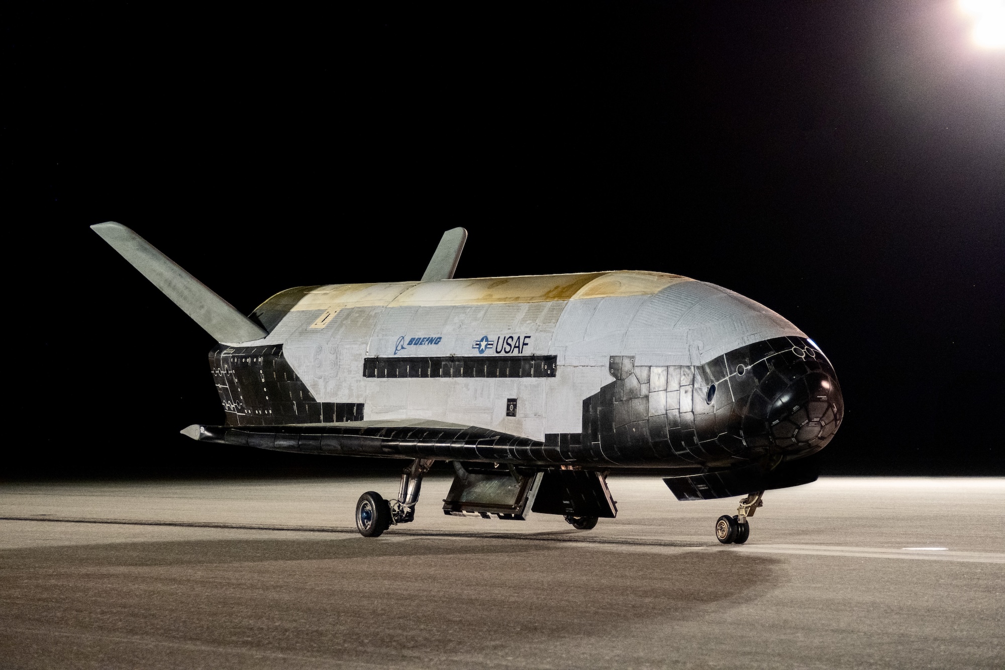 Die X-37B steht nach der Landung auf der Shuttle Landing Facility im KSC 2022, dem 909. Tag der OTV-6-Mission.