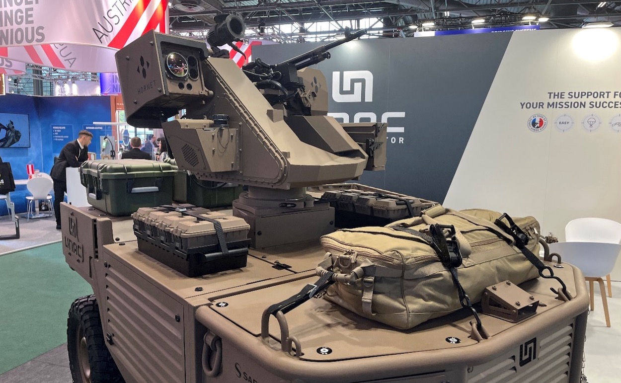 Zudem zeigte der Hersteller das Fahrzeug noch als Unmanned Ground Vehicle (UGV) mit einer HORNET-Waffenstation des gleichnamigen französischen Herstellers.