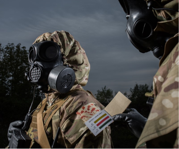 Kampfmittelspürpapier: Zwei Soldaten in ABC-Schutzkleidung prüfen die Umngebung mittels Spürpapier. Foto- ORITEST