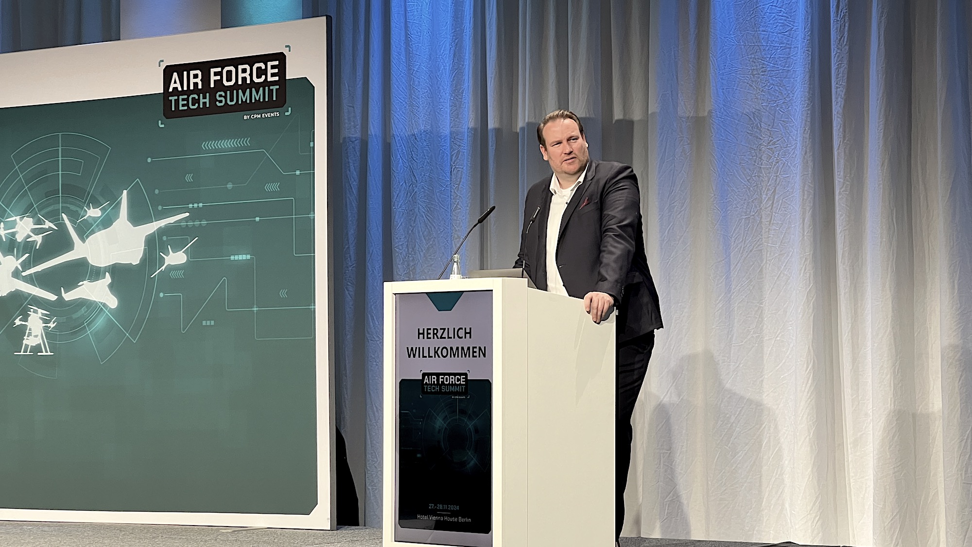 Verleger Tobias Ehlke eröffnet das erste Air Force Tech Summit in Berlin.
