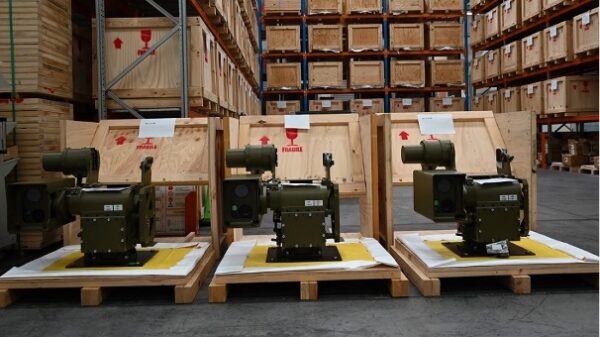 Das australische Unternehmen Electro Optic Systems Pty Ltd (EOS) hat einen Vertrag über die Lieferung von fernbedienbaren Waffenstationen (Remote Weapon Systems, RWS) an ein nicht näher genanntes westeuropäisches Land bekannt gegeben.