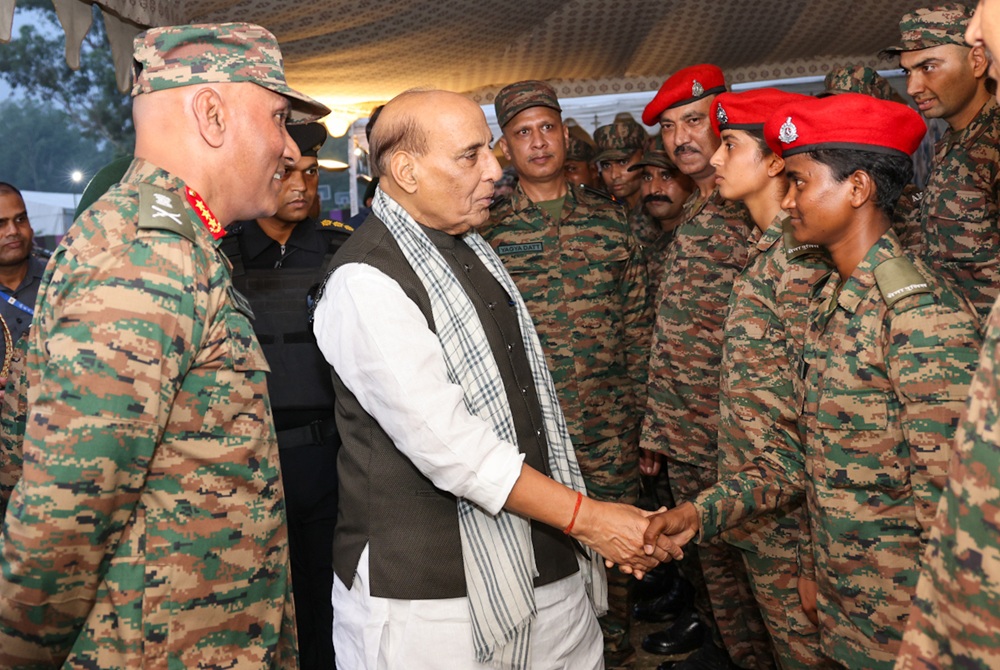 Der Verteidigungsminister Indiens, Shri Rajnath Singh, Ende Juni im Gespräch mit Soldaten im Northern Command in Udhampur, Jammu und Kaschmir.