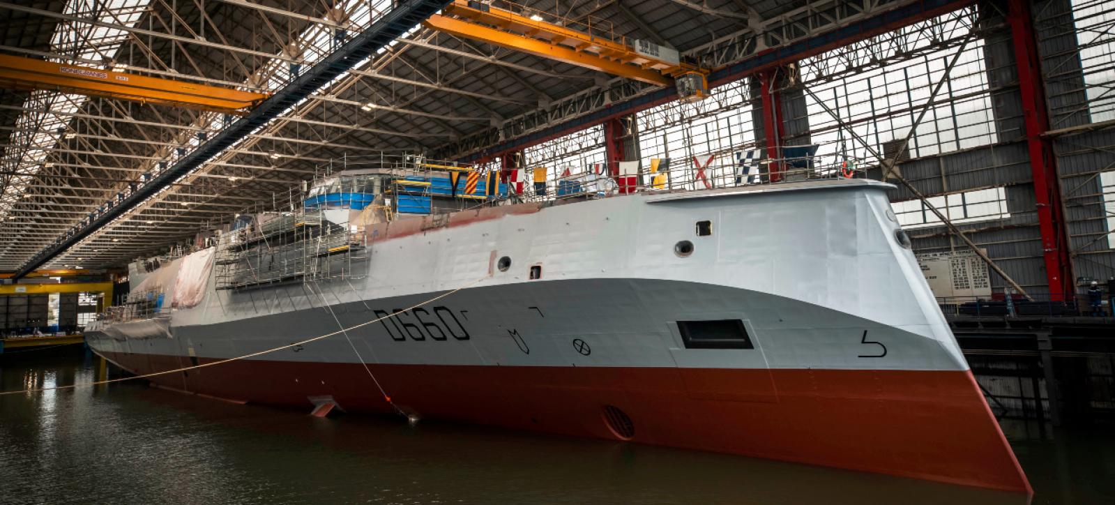 Bild vom Bau der neuen französischen Fregatte on Lorient – gut zu sehen ist der umgekehrte Bug.