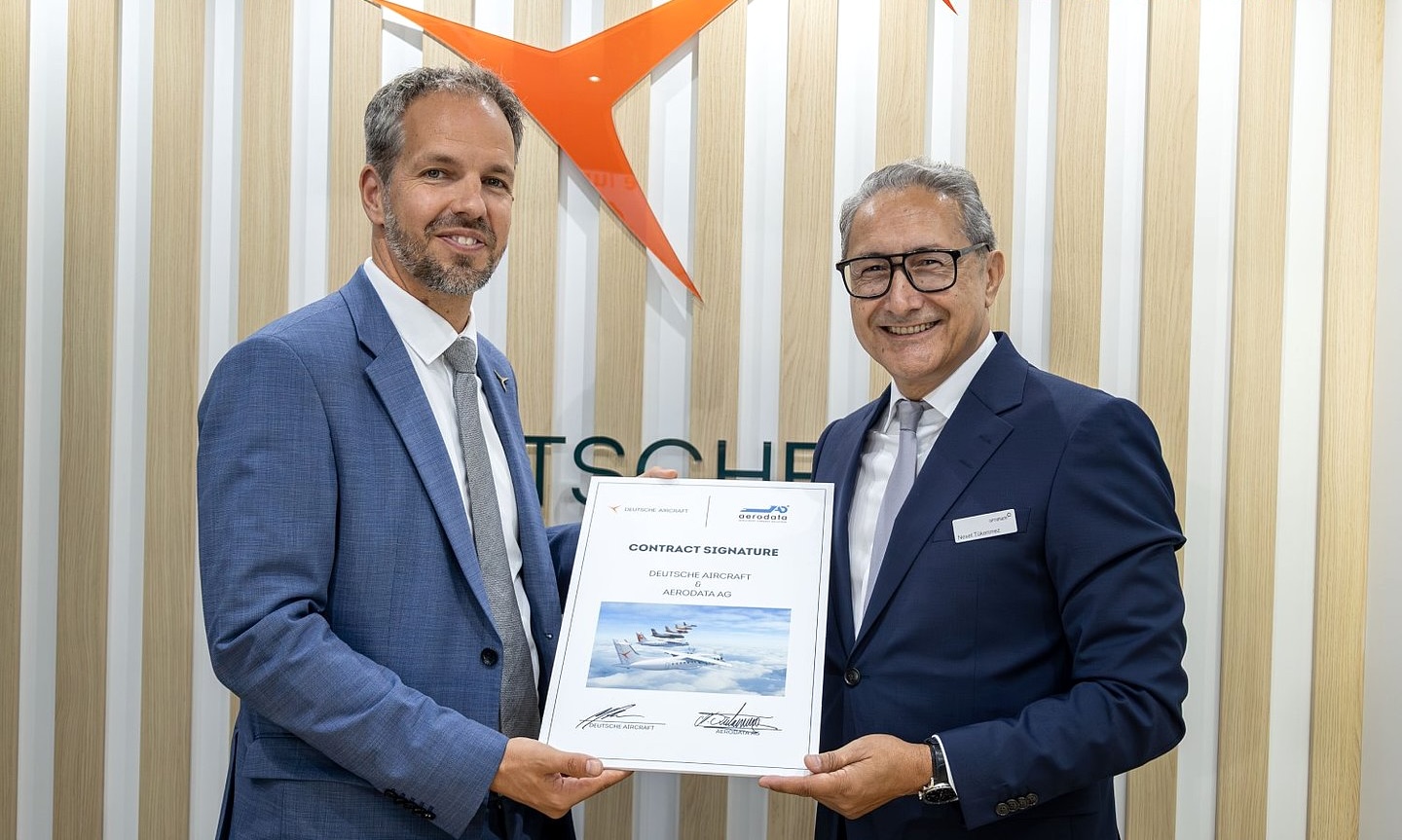 Deutsche Aircraft Co-CEO Nico Neumann (l.) und Aerodata-Vorstandsvorsitzender Neset Tükenmez unterzeichnen eine Kooperationsvereinigung in Paris.