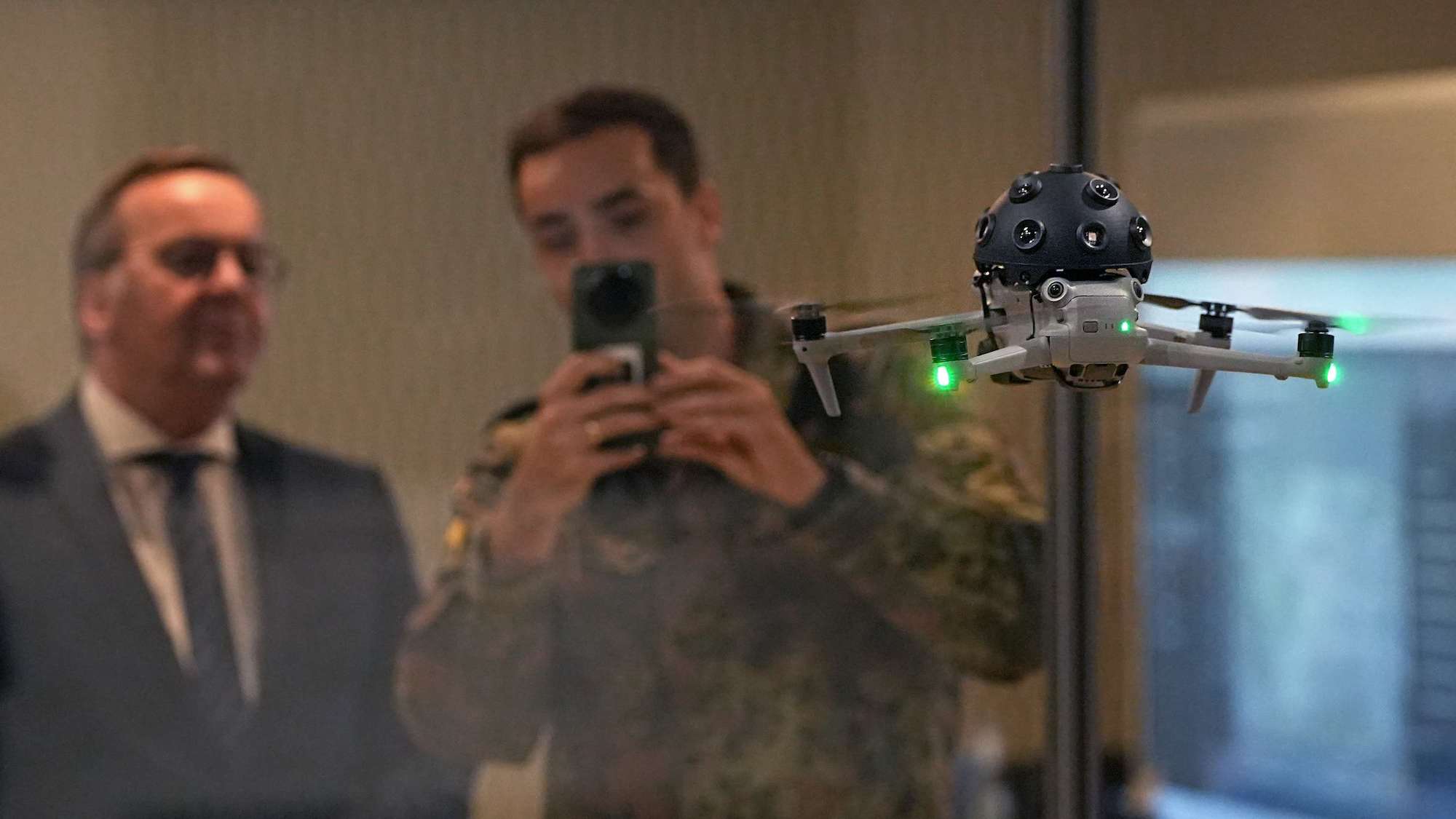 Kleine Drohne, große Wirkung. Auch der Minister interessiert sich regelmässig für Innovationen aus der Bundeswehr.