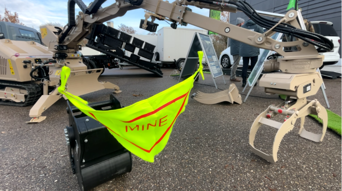em.tronic Marker (Fähnchen) vor dem ferngesteuerte Minenräumfahrzeug GCS-100. (Foto- AF)