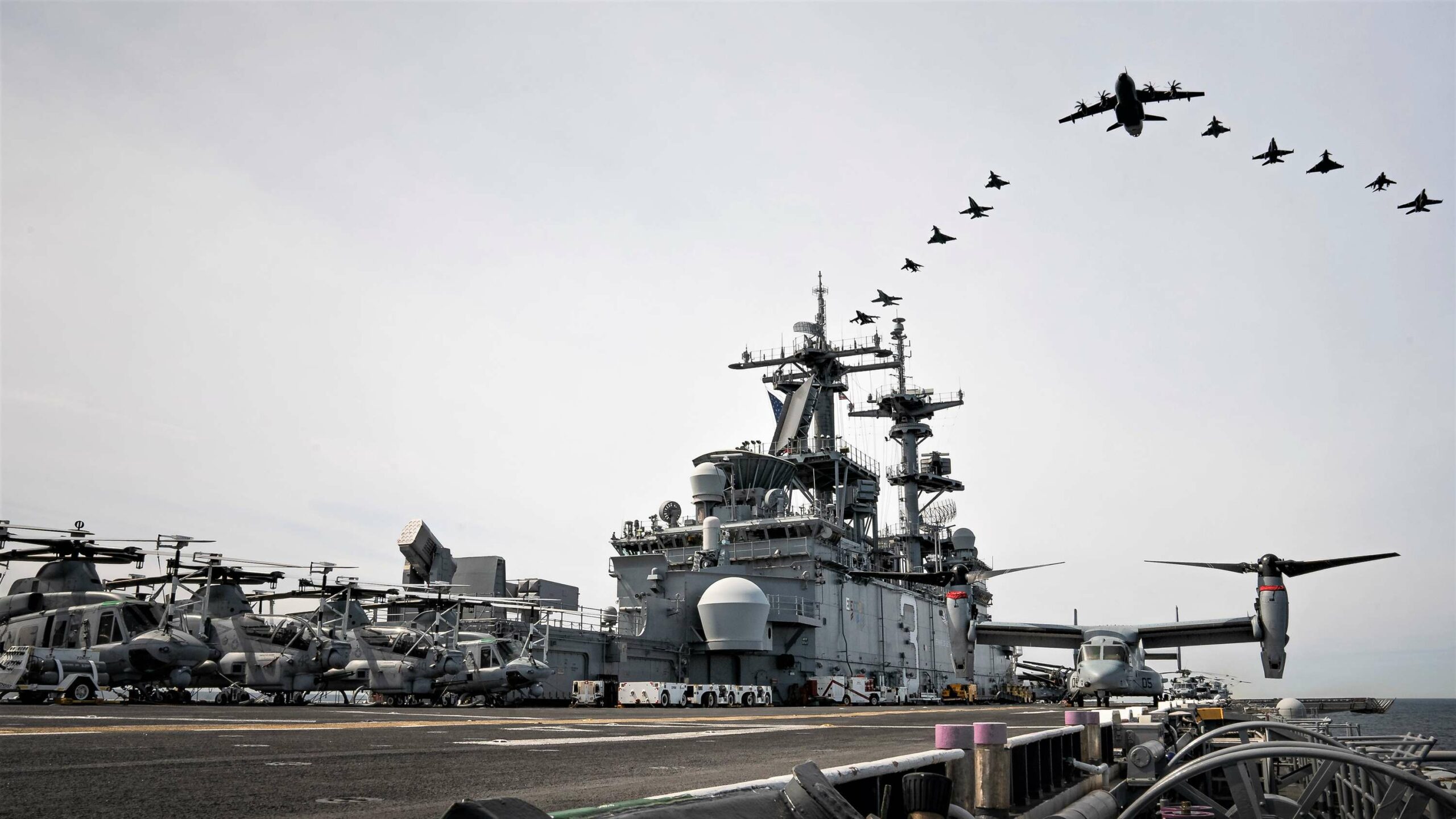 BALTOPSBaltic Operations in der Luft: Verbündete Luftwaffen können gemeinsam mit ihren Marinen im großen Rahmen üben. Hier führt 2022 ein deutsches Transport- und Tankflugzeug A400M eine Formation von Kampfjets über dem Hubschrauberträger USS