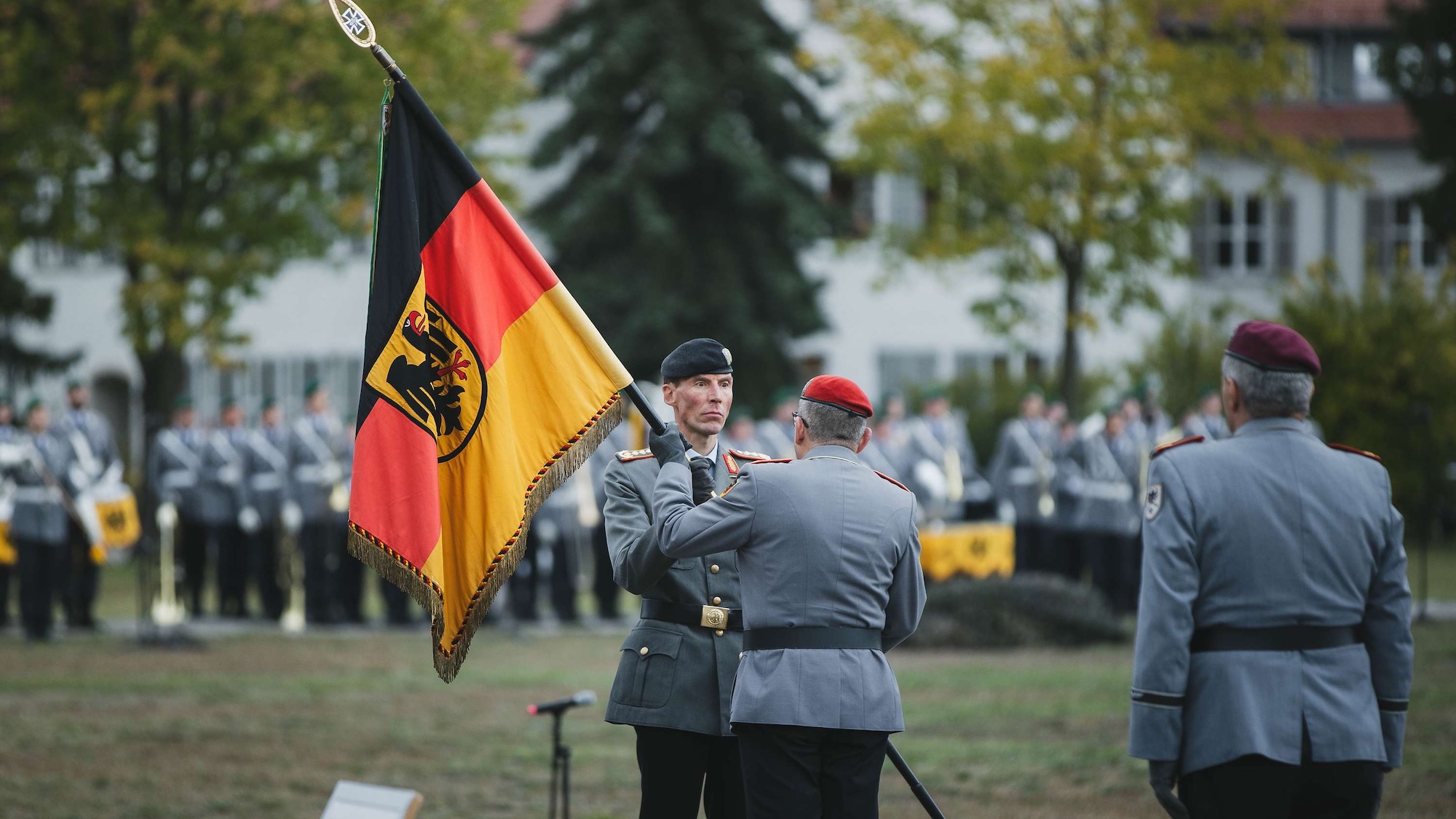 Der Generalinspekteur der Bundeswehr, General Breuer, übergibt die Truppenfahne des Heeres an den neuen Inspekteur, Generalleutnant Dr. Christian Freuding Bundeswehr/Maximilian Schulz
