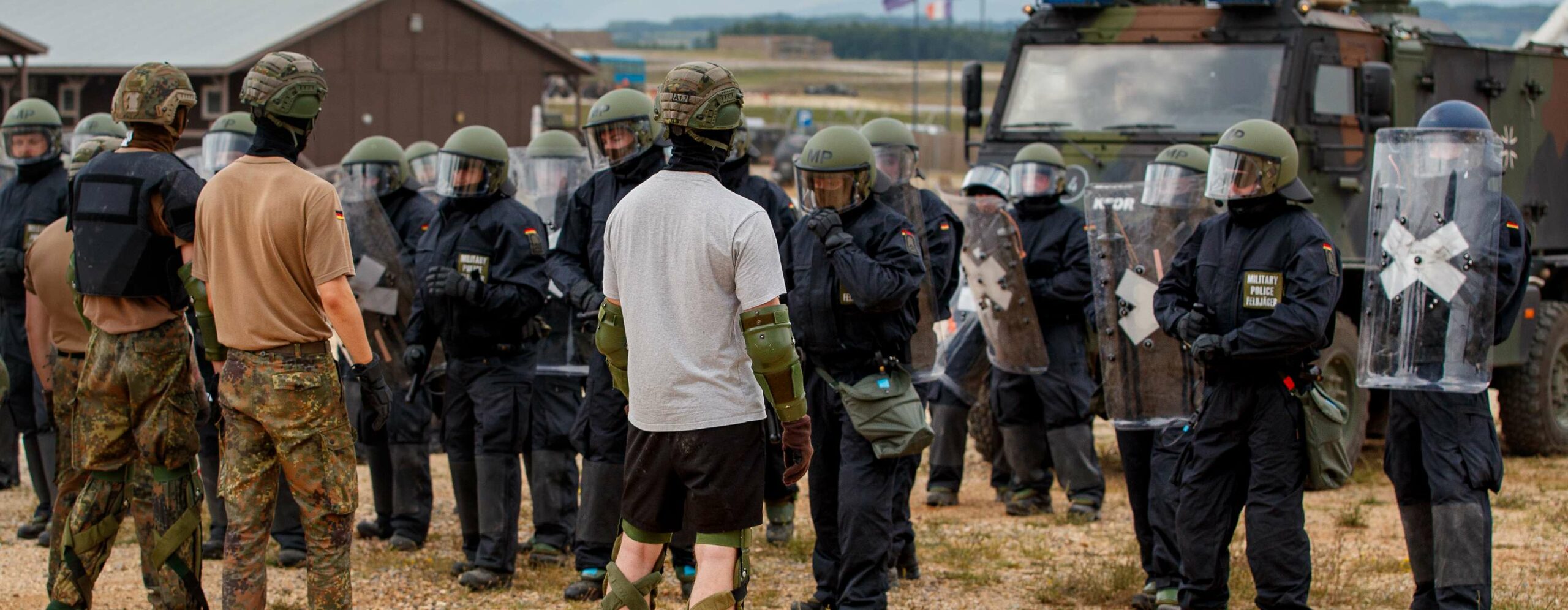 Demo-Übung für KFOR: Crowd and Riot Control.