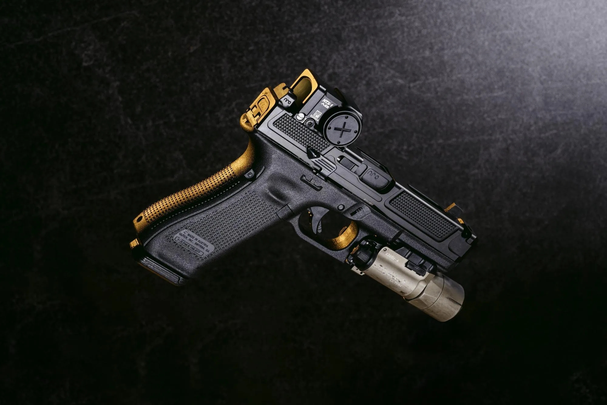 Montierte Waffenoptik, auf der rechten Seite der einfache Zugang zum Akku. Dieser ist aufladbar und problemlos tauschbar, ohne dass die Optik von der Waffe genommen werden muss. (Foto: Primary Arms)