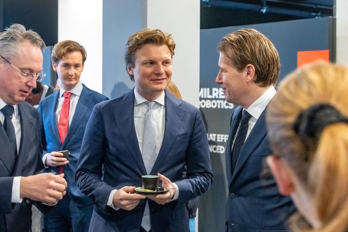 Der niederländische Verteidigungsminister, Ruben Pieter Brekelmans (Mitte), bei der Eröffnung der Produktion in Born / Niederlande .