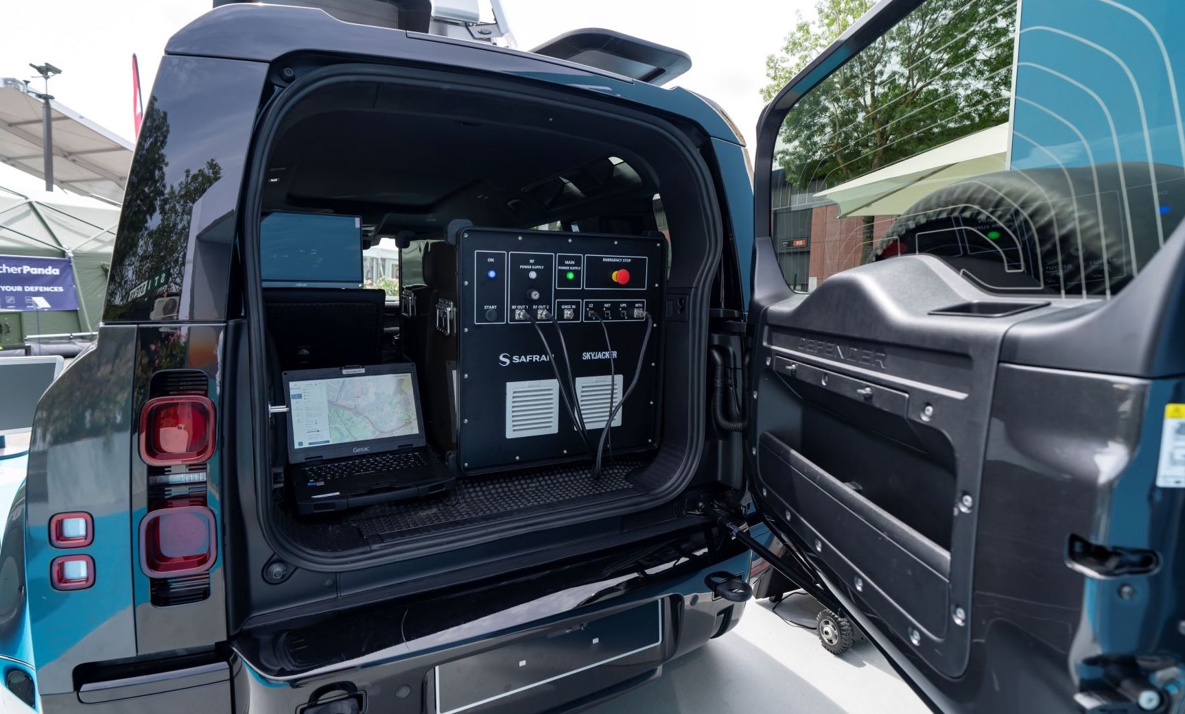 Der Skyjacker wird in einem SUV untergebracht.