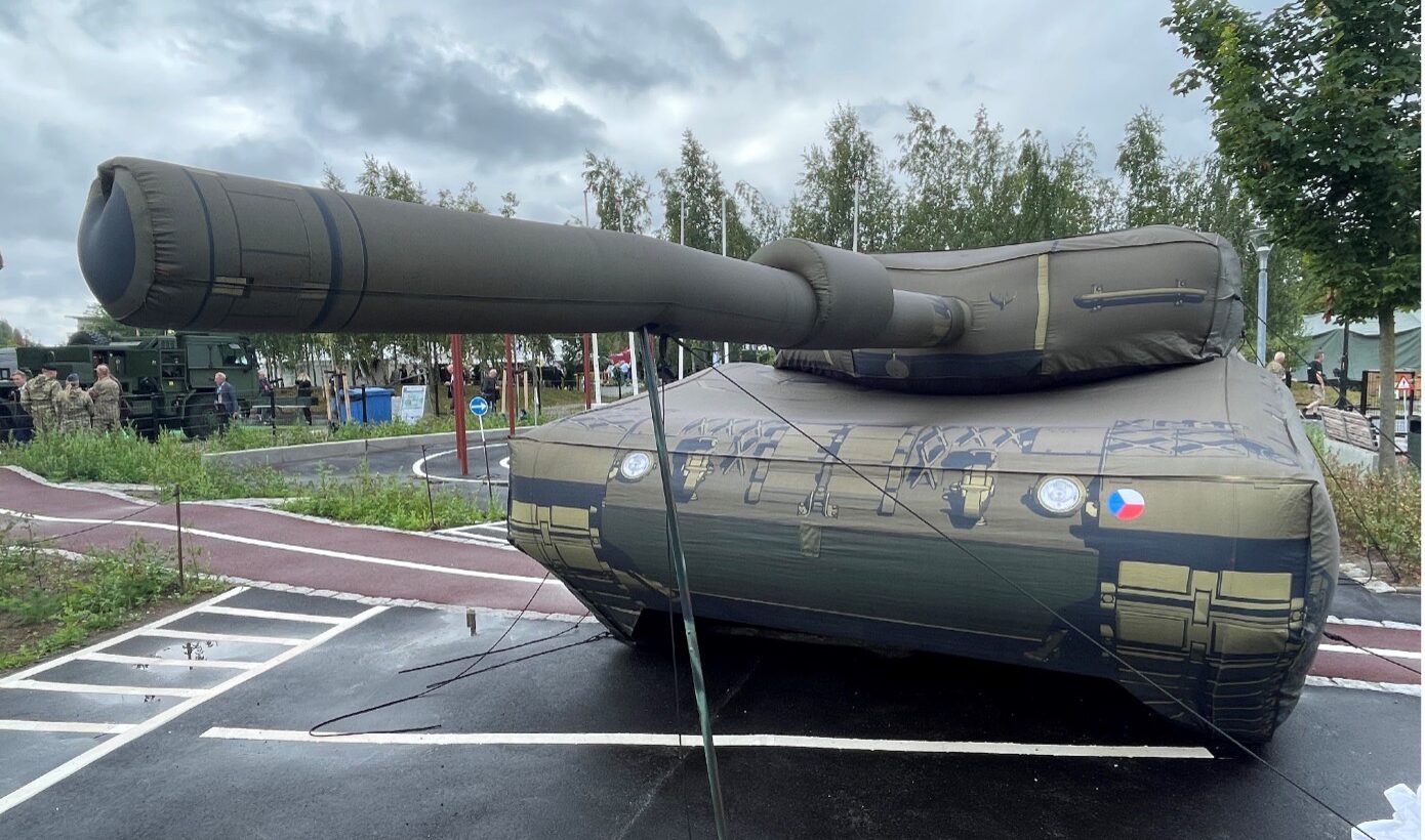 Attappe der Firma Inflatech Decoys besteht aus einem aufblasbaren Panzer, der den Gegner täuschen soll.